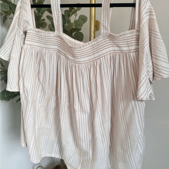 Jessica Simpson maternity. NWT. Off shoulder bell sleeve blouse. - Picture 11 of 11